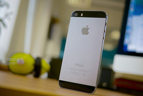 Apple Confirma que iPhones antigos ficam mais lentos de proposito